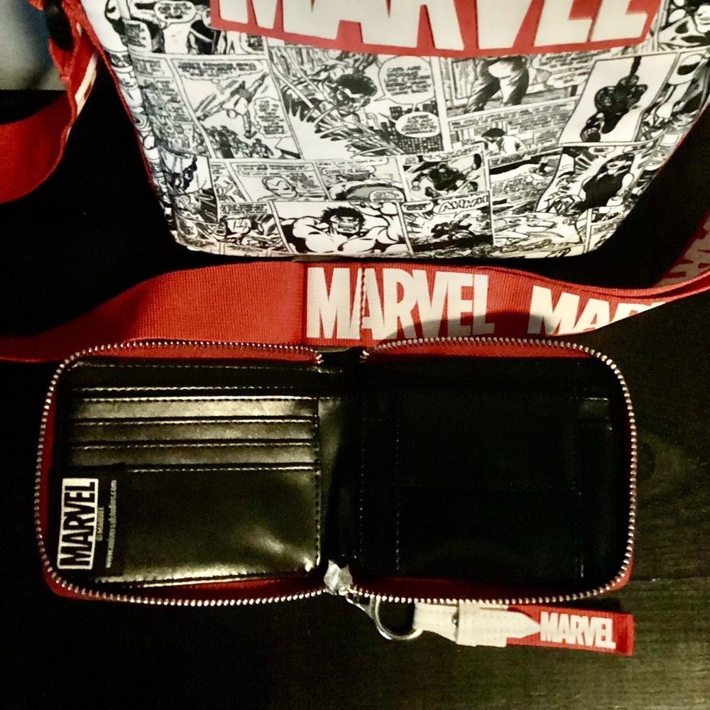 Marvel Black and White Comic Book Bag and matching wallet - Picture 7 of 7